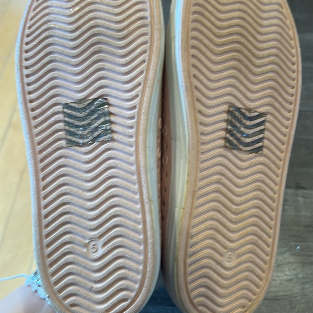 VEUC worn 1x SKECHERS iridescent blush pink slip ons - Picture 6 of 6